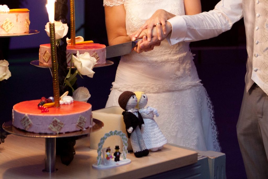 novios de amigurumi para decorar el pastel de bodas
