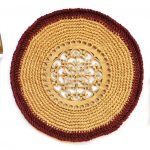 bajoplato de crochet con base de madera