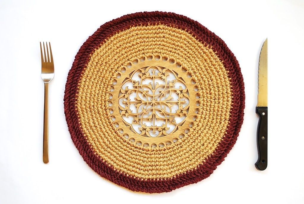 bajoplato de crochet con base de madera