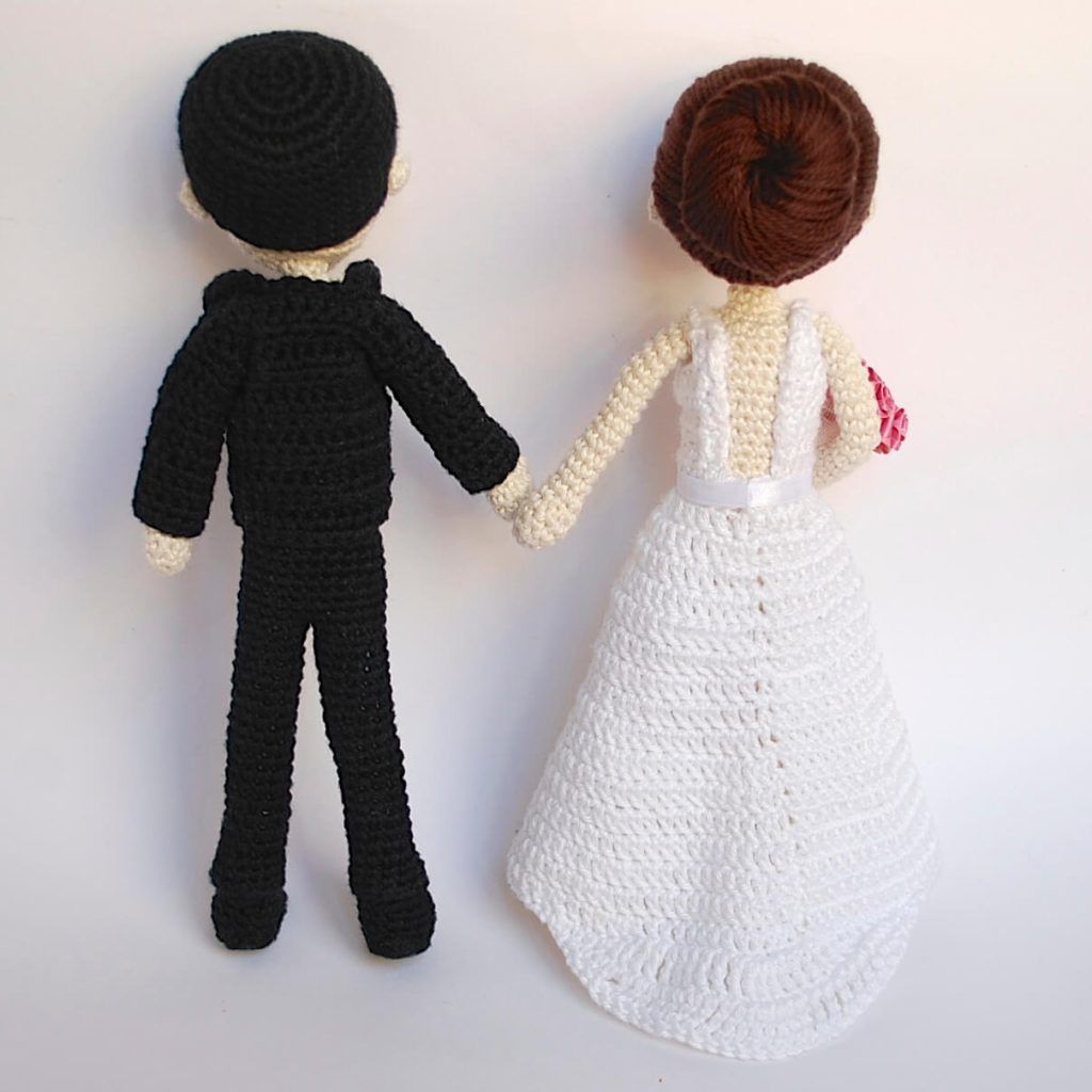 Detalle del vestido de la novia en amigurumi