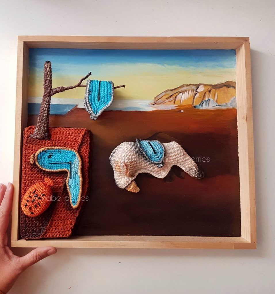 Cuadro de Dalí con crochet y pintura por Mabe Berrios. Técnica mixed media. 