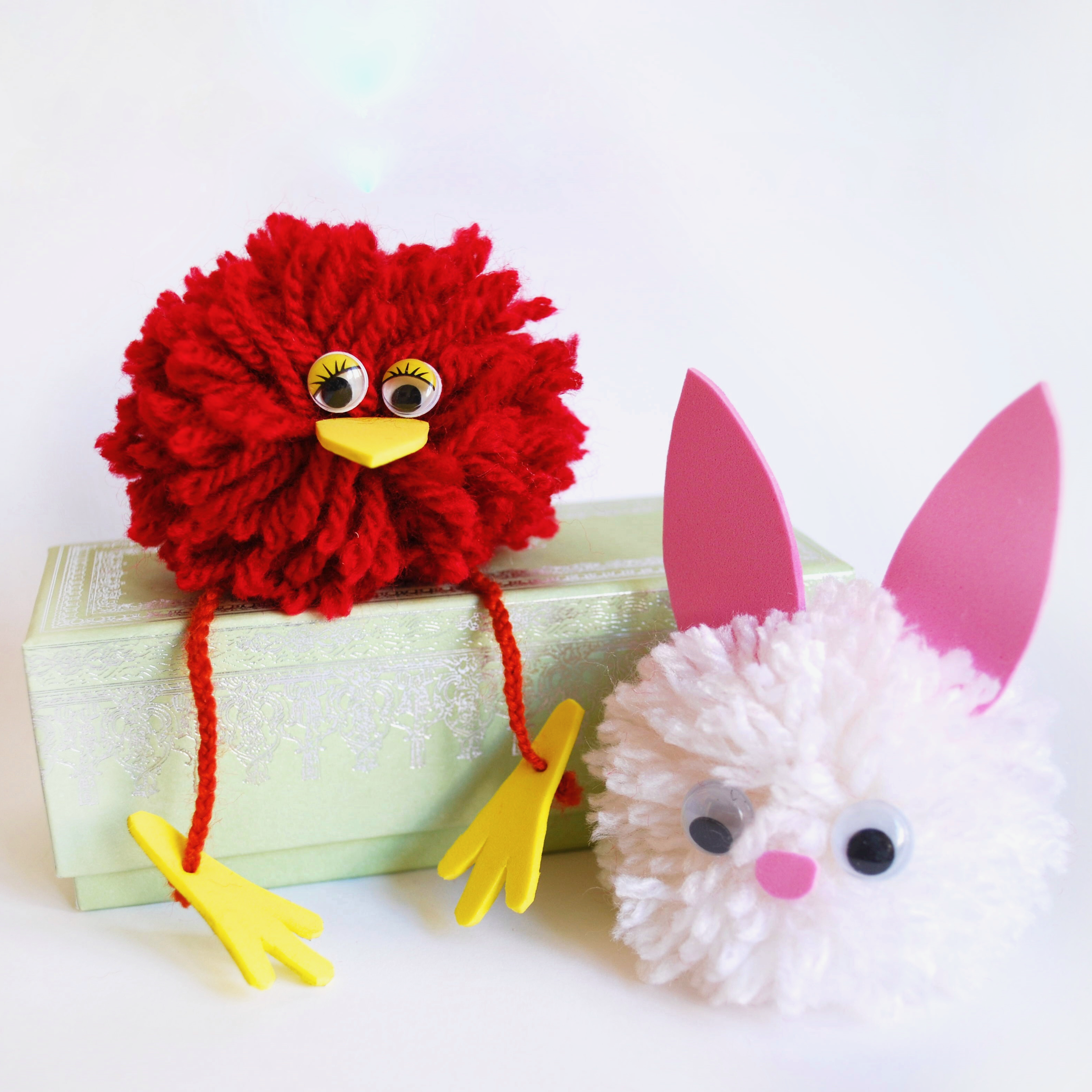 muñecos con pompones hechos con lana y goma eva