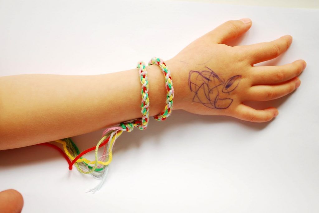 tejer pulseras para niños